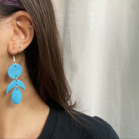 ABSTRACT CRESCENT MOON CLAY EARRINGS 🌙💙 - Picture 2 of 3